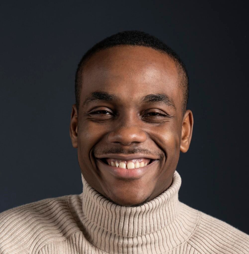 portrait smiley man sitting e1788993370458 - Nexuraweb