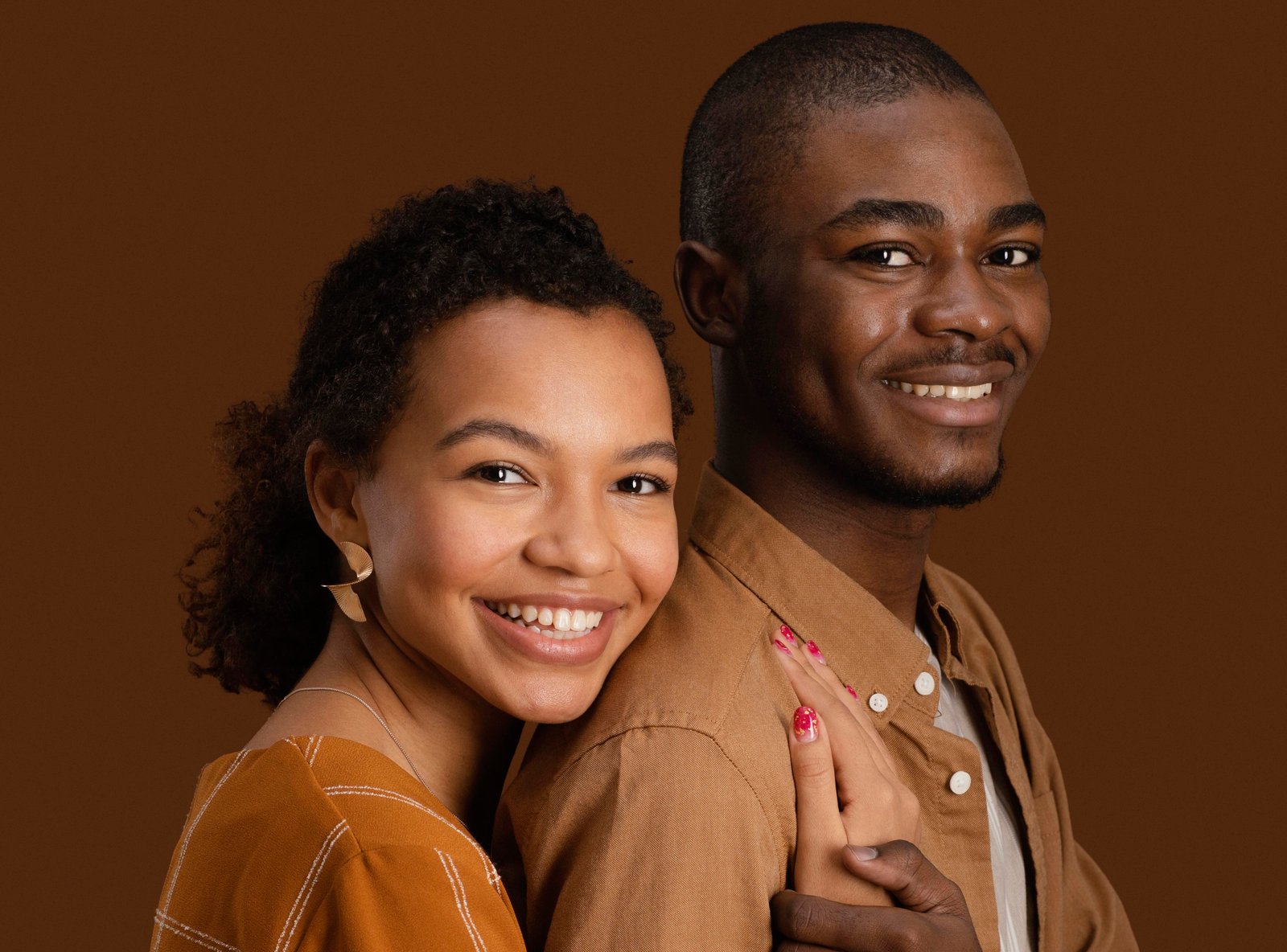 side view smiley couple e1788990839171 - Nexuraweb